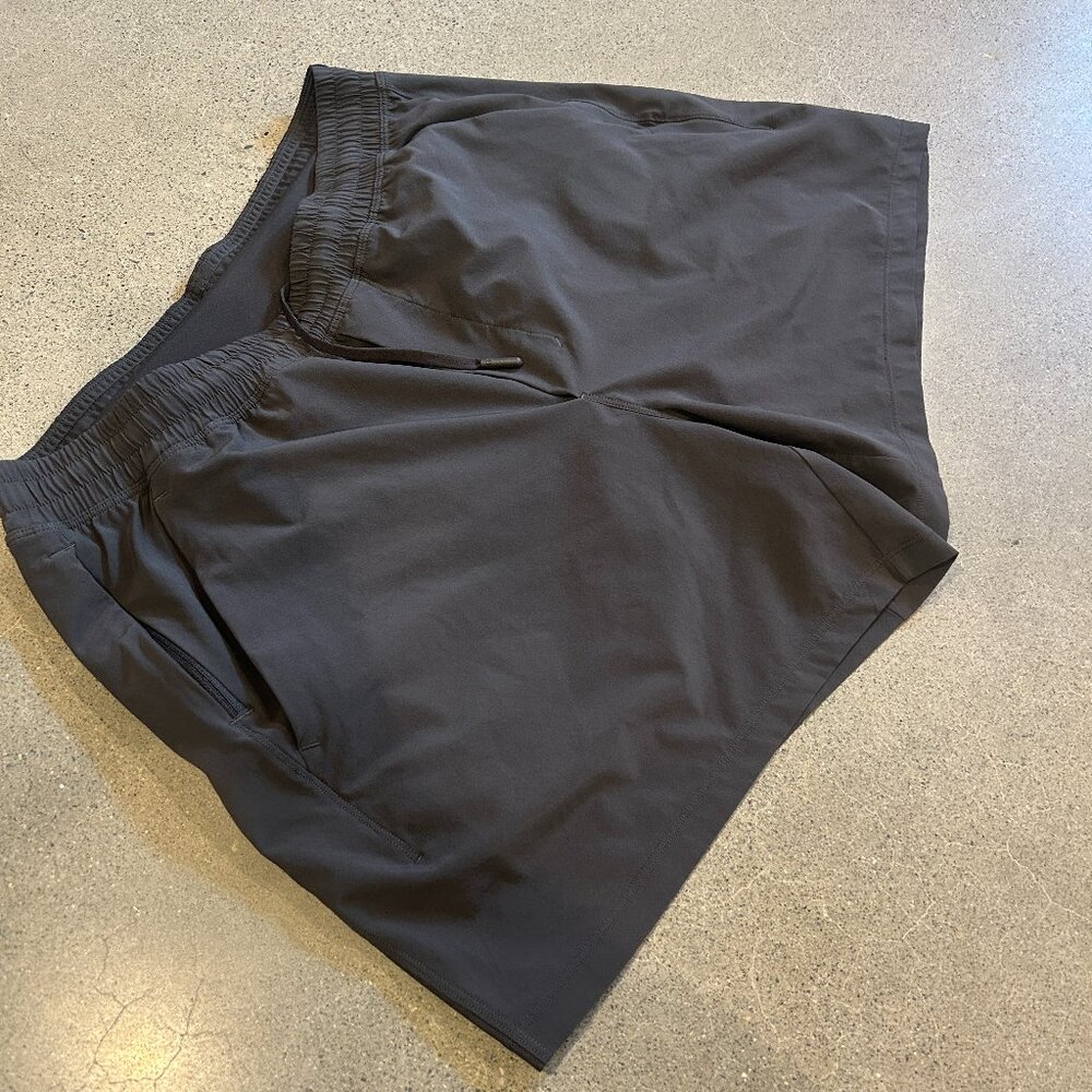 Lululemon PACE BREAKER Lined Short 5", Size Large, Graphite Grey